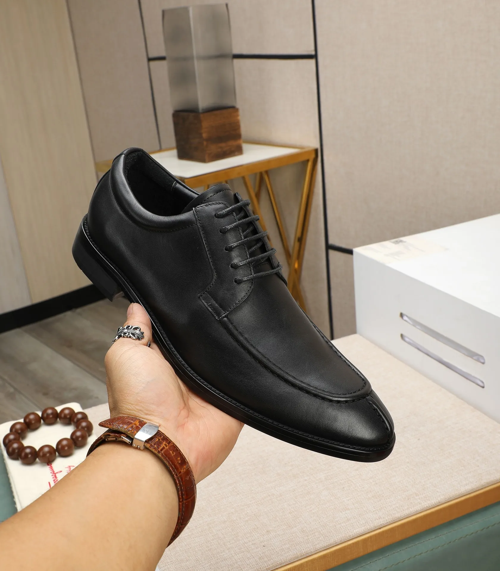 Men's shoes 💰540📛📛(water-dyed cowhide) Salvatore Ferragamo high-end (Salvatore Ferragamo) is the world's top luxury footwear brand. It comes from the fashion kingdom of Italy and is famous all over the world for its traditional handmade design and novel styles...🚶🏻🚶🏻New suit shoes are available simultaneously at the counter. This model is purely handmade. The fabric is imported from Italy's original first-layer cowhide. Soft water-dyed cowhide lining. Original authentic outsole🌀🌀Size: 38➖44 (45 customized)